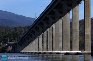 Tasmanski most iz nivoja vode.