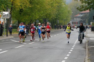 Takole so tekači okupirali vodnikovo cesto