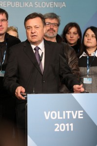 Zoran Janković s svojo skupino med dajanjem izjav novinarjem.